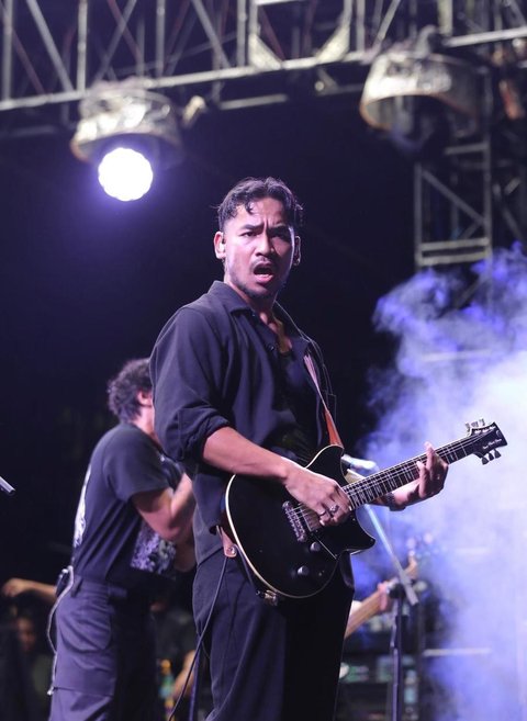 "Selamat malam, Jakarta, kami .FEAST!" seru Baskara di tengah lagu 'Konsekuens'. Suara penonton menggema mengikuti alunan musik, menciptakan pemandangan yang luar biasa.