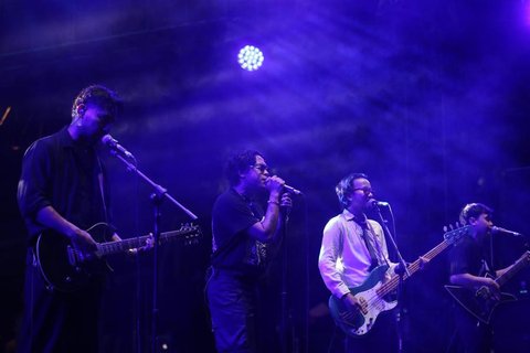 Lanjut ke lagu "Berita Kehilangan", suasana semakin panas. Awan menyempatkan diri menyapa penonton dan mengingatkan pentingnya keamanan di tengah kerumunan.
