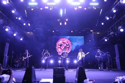 "Assalamualaikum, KLBB Festival 2025. Aman di tengah-tengah itu? Panitia tolong ya dicek kalau ada yang butuh pertolongan," ujar Awan, melihat ada beberapa penonton yang tampak terhimpit di barisan depan.