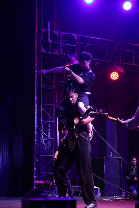 Deretan lagu selanjutnya seperti "Nina", "O, Tuan", dan "Politrik" membuat penonton makin membara. Awan kembali berinteraksi, meminta penonton memberi ruang agar semua bisa menikmati konser dengan nyaman.