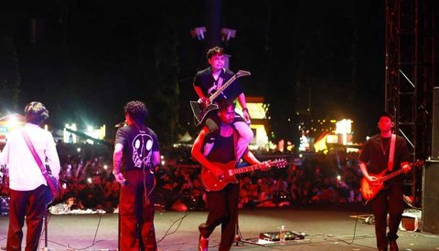 Sebagai penutup, mereka membawakan "Arteri" yang membuat suasana semakin pecah. Lagu ini dinyanyikan dengan penuh energi, diiringi nyanyian lantang dari para penonton.