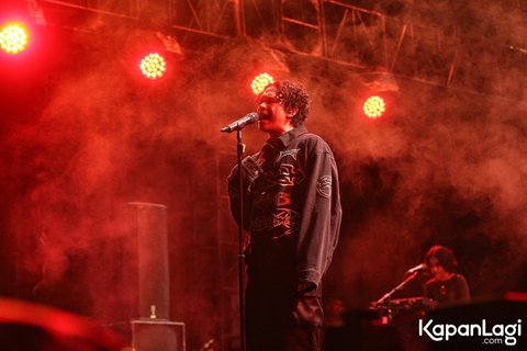 Memasuki lagu kedua, "Rumah ke Rumah", atmosfer semakin hangat. Hindia menyapa penonton dengan penuh semangat dan mengajak mereka mengangkat tangan mengikuti irama musik.