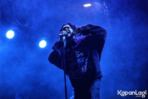 Setelah itu, ia melanjutkan dengan lagu "Semua Lagu Cinta Terdengar Sama" dan "Kita ke Sana". Di sela-sela penampilannya, Hindia memperkenalkan dirinya kepada penonton, menanyakan apakah ada yang baru pertama kali menonton dirinya secara langsung.