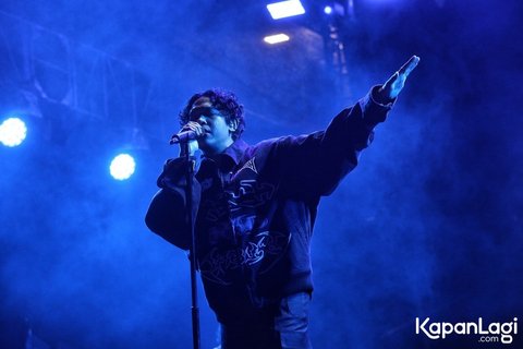 Ia juga memperkenalkan para personel band pengiringnya, memberikan apresiasi atas dukungan mereka dalam membawakan musik yang begitu memukau malam itu.