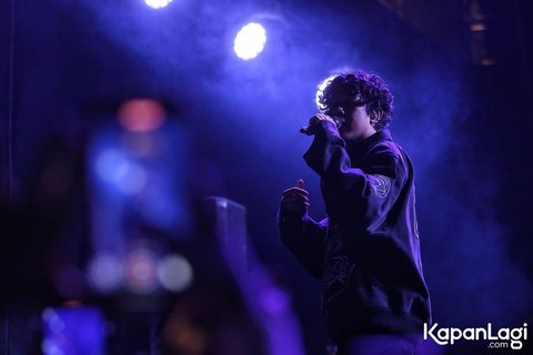 Penampilan terus berlanjut dengan lagu "Cinta" dan "Evaluasi", membuat penonton semakin larut dalam suasana. Cahaya panggung yang spektakuler menambah keindahan konser, menciptakan pengalaman yang sulit dilupakan.