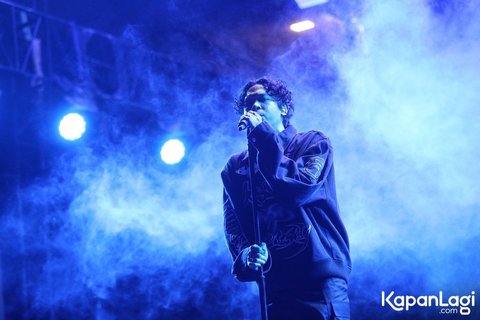 Menjelang akhir pertunjukan, Hindia membawakan "Berdansalah, Karir Ini Tak Ada Artinya". Lagu ini semakin membangkitkan semangat, membuat penonton ikut bernyanyi dan menari bersama.