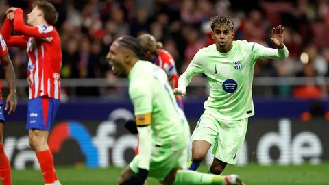 Penyerang Barcelona, Lamine Yamal (kanan) saat mencetak gol ketiga bagi timnya pada pertandingan pekan ke-28 La Liga 2024/2025 melawan Atletico de Madrid di Stadion Metropolitano, Madrid, 16 Maret 2025 waktu setempat atau Senin (17/3/2025) dini hari WIB. (OSCAR DEL POZO/AFP)