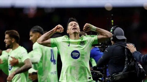 Dua menit berselang, Barcelona memperpendek keunggulan Atletico de Madrid lewat gol Robert Lewandowski. (OSCAR DEL POZO/AFP)