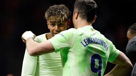 Pada masa tambahan waktu pertandingan, Barcelona berbalik unggul atas Atletico de Madrid lewat gol Lamine Yamal pada menit ke-90+2. (OSCAR DEL POZO/AFP)