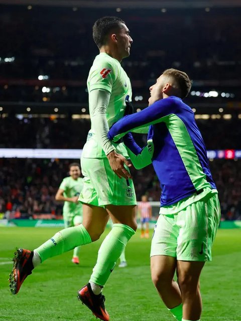 Keunggulan Barcelona atas Atletico de Madrid bertambah lewat gol kedua Ferran Torres di menit ke-90+8. Kemenangan ini membuat Barcelona kembali ke posisi puncak klasemen dengan 60 poin dari 27 pertandingan. (OSCAR DEL POZO/AFP)