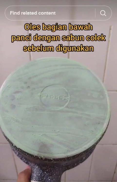 Mengoleskan sabun colek ke seluruh permukaan pantat panci. Foto: TikTok/@resephematmudah