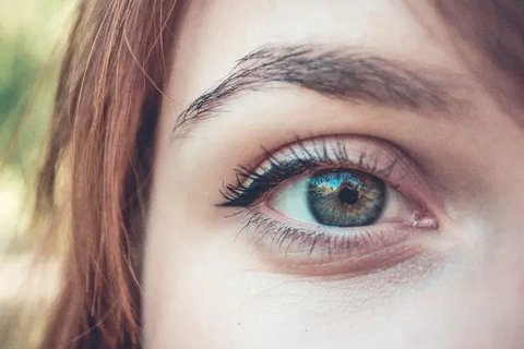 Ilustrasi alis yang rapi dan tebal. (Sumber foto: Pexels.com)