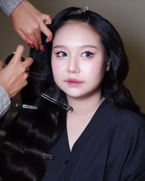 Potret Sisca Kohl di acara Sangjit Jessica Jane, tampil memukau dengan Soft Douyin Makeup. (sumber: Instagram/mariapangestu)
