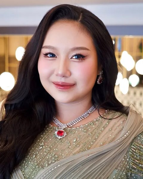 Potret Sisca Kohl di acara Sangjit Jessica Jane, tampil memukau dengan Soft Douyin Makeup. (sumber: Instagram/mariapangestu)