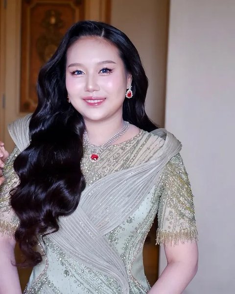 Potret Sisca Kohl di acara Sangjit Jessica Jane, tampil memukau dengan Soft Douyin Makeup. (sumber: Instagram/mariapangestu)