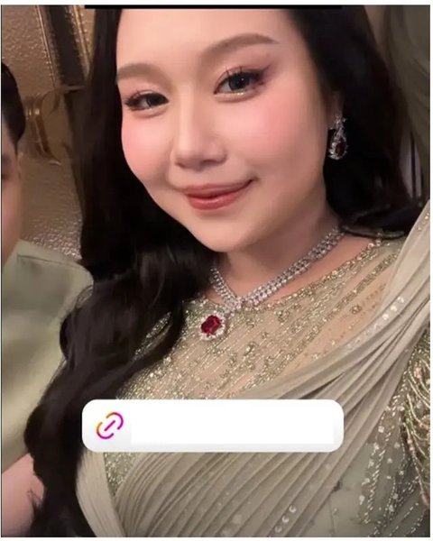 Potret Sisca Kohl di acara Sangjit Jessica Jane, tampil memukau dengan Soft Douyin Makeup. (sumber: Instagram/mariapangestu)