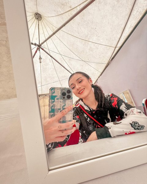 4 Potret Cantik Dara the Virgin Mirror Selfie, Ekspresinya Tak Pernah Gagal Bikin Kepincut