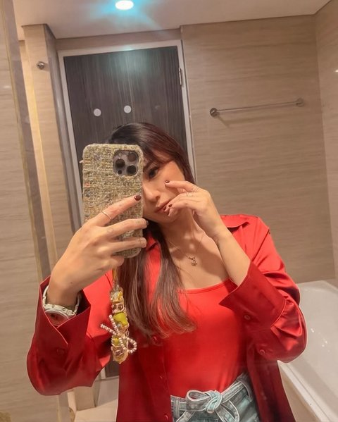 4 Potret Cantik Dara the Virgin Mirror Selfie, Ekspresinya Tak Pernah Gagal Bikin Kepincut