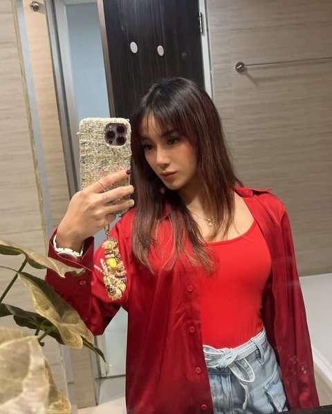 4 Potret Cantik Dara the Virgin Mirror Selfie, Ekspresinya Tak Pernah Gagal Bikin Kepincut