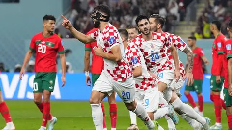 Pemain Argentina, Lionel Messi melakukan selebrasi di depan pemain Belanda saat babak adu penalti pada perempat final Piala Dunia 2022 yang berlangsung di Stadion Lusail, Jumat (09/12/2022) w