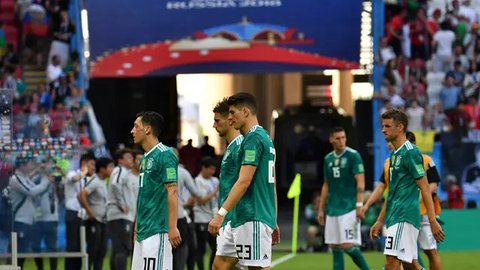 Pemain Argentina, Lionel Messi melakukan selebrasi di depan pemain Belanda saat babak adu penalti pada perempat final Piala Dunia 2022 yang berlangsung di Stadion Lusail, Jumat (09/12/2022) w