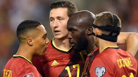 Pemain Argentina, Lionel Messi melakukan selebrasi di depan pemain Belanda saat babak adu penalti pada perempat final Piala Dunia 2022 yang berlangsung di Stadion Lusail, Jumat (09/12/2022) w