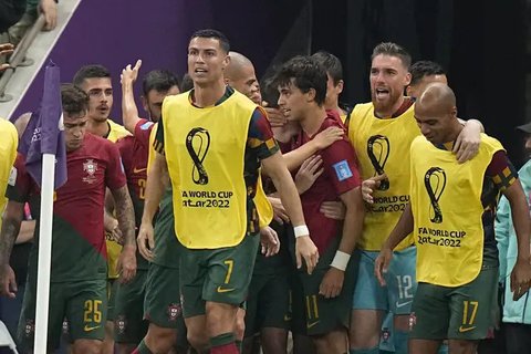 Pemain Argentina, Lionel Messi melakukan selebrasi di depan pemain Belanda saat babak adu penalti pada perempat final Piala Dunia 2022 yang berlangsung di Stadion Lusail, Jumat (09/12/2022) w