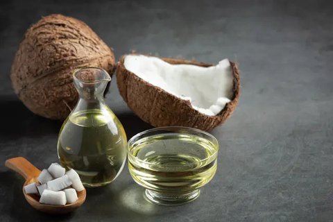 Merawat rambut dan alis dengan minyak kelapa (Image on Freepik)