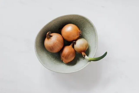 Manfaat bawang bombay untuk menumbuhkan alis lebat (Credit: Pexels/ Odeth)