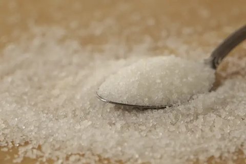 Vitamin C membantu menghalangi radikal bebas dan menghambat proses enzimatif yang menghasilkan melanin pada kulit sehingga dapat membantu mengurangi warna gelap pada kulit. Vitamin C juga men