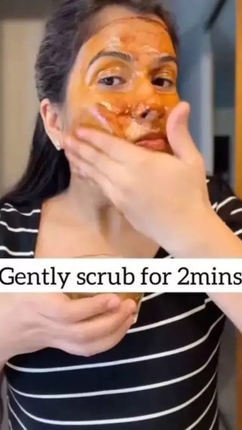 Vitamin C membantu menghalangi radikal bebas dan menghambat proses enzimatif yang menghasilkan melanin pada kulit sehingga dapat membantu mengurangi warna gelap pada kulit. Vitamin C juga men