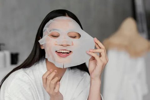 Ilustrasi jenis masker sheet mask yang banyak digemari. Credits: pexels.com by Sora Shimazaki