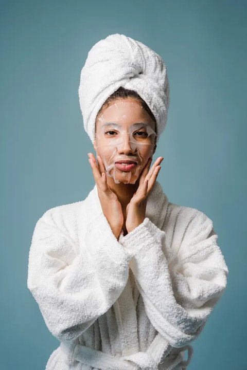 Ilustrasi jenis masker sheet mask yang banyak digemari. Credits: pexels.com by Sora Shimazaki
