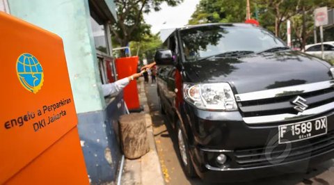 Mobil pengunjung melintasi pintu parkir IRTI Monas, Jakarta, Rabu (15/2/2023). Mobil yang telah lolos uji emisi akan dikenakan tarif parkir sebesar Rp 4.000 per jam, sedangkan yang belum lolo
