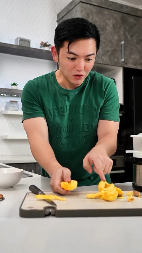 5 Potret Nicky Tirta Bikin Jackfruit Sticky Rice, Jadi Sajian untuk Buka Puasa