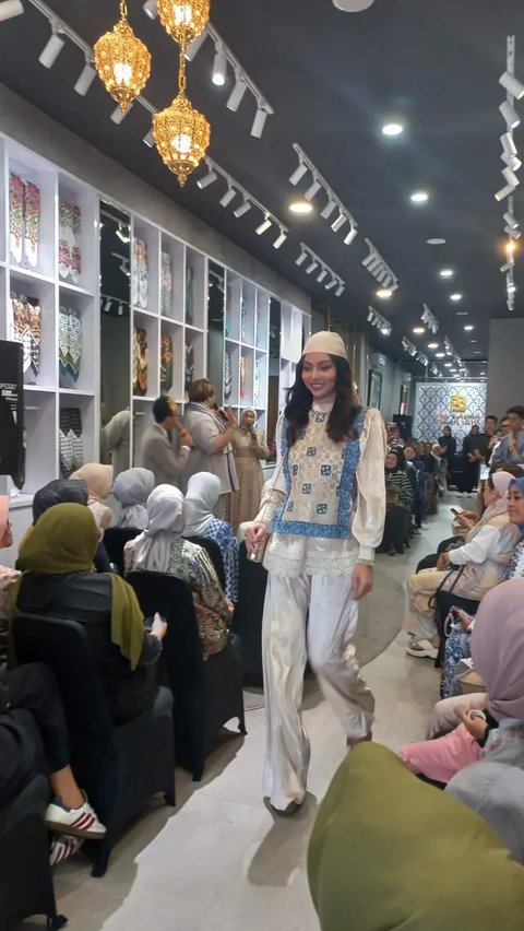 Setelah sukses tampil di Garis Poetih Raya Festival 2025, koleksi terbaru Ivan Gunawan Prive kembali menyita perhatian publik jelang Hari Raya Idulfitri. (Foto: Dok. Instagram @ivan_gunawan)