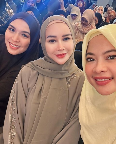 4 Potret Aura Kasih Tampil Berhijab saat Hadiri Acara Kajian, Dipuji Cantik dan Didoakan Istiqomah