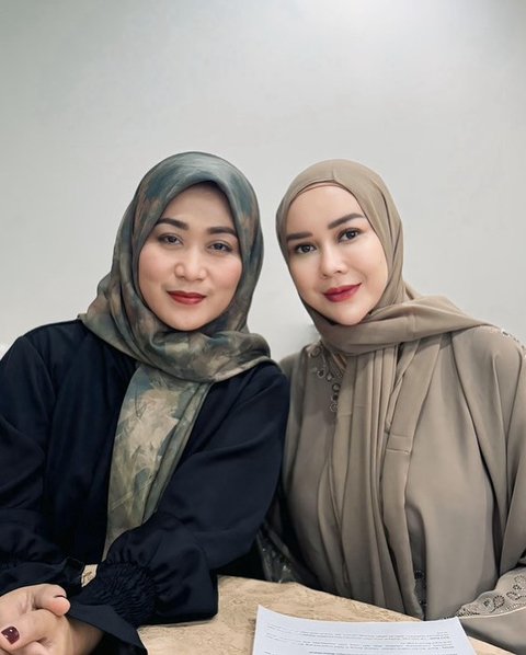 4 Potret Aura Kasih Tampil Berhijab saat Hadiri Acara Kajian, Dipuji Cantik dan Didoakan Istiqomah