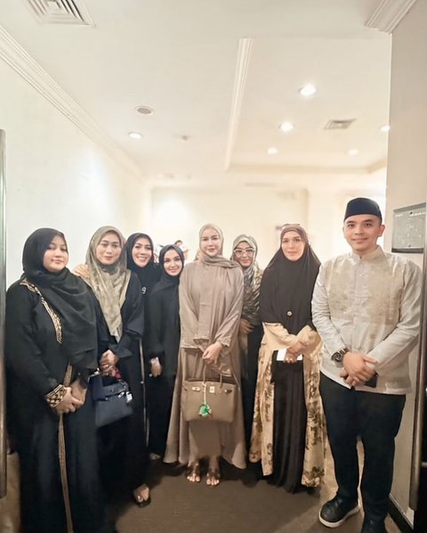 4 Potret Aura Kasih Tampil Berhijab saat Hadiri Acara Kajian, Dipuji Cantik dan Didoakan Istiqomah