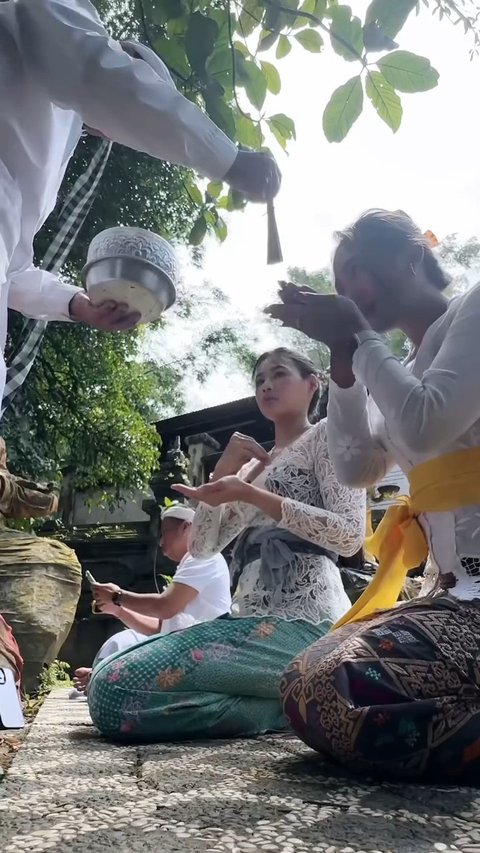 6 Potret Marion Jola Jalani Ritual Melukat di Bali, Khusyuk dan Anggun ...