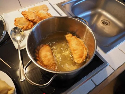 Cara Menggoreng Tanpa Minyak Meluap, Aman dan Efektif Agar Anda Tidak Trauma Saat Memasak