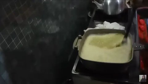 Memasak lontong dengan api sedang