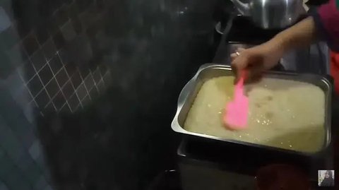 Olesi lontong dengan sedikit minyak