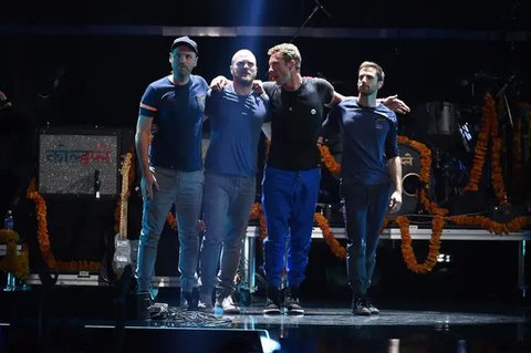 Penampilan vokalis Coldplay, Chris Martin saat tampil di The Stade de France Arena di Saint Denis, Paris, Prancis (15/7). (AFP Photo/Geoffroy Van Der Hasselt)