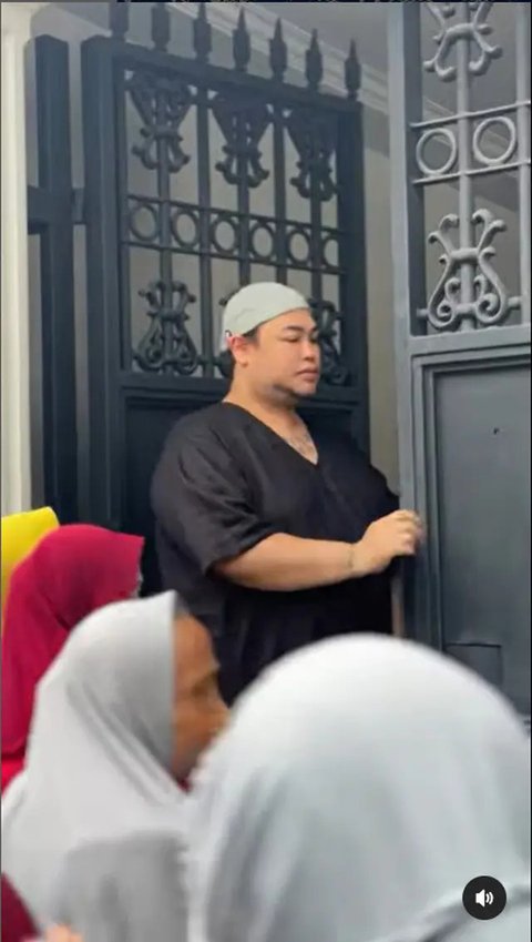 Potret Ivan Gunawan Berbagi Sembako ke Tetangga. (Sumber: Instagram/ivan_gunawan)