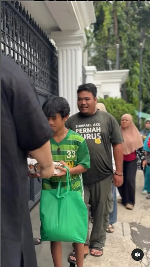 Potret Ivan Gunawan Berbagi Sembako ke Tetangga. (Sumber: Instagram/ivan_gunawan)