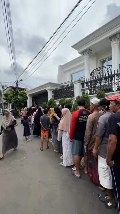 Potret Ivan Gunawan Berbagi Sembako ke Tetangga. (Sumber: Instagram/ivan_gunawan)