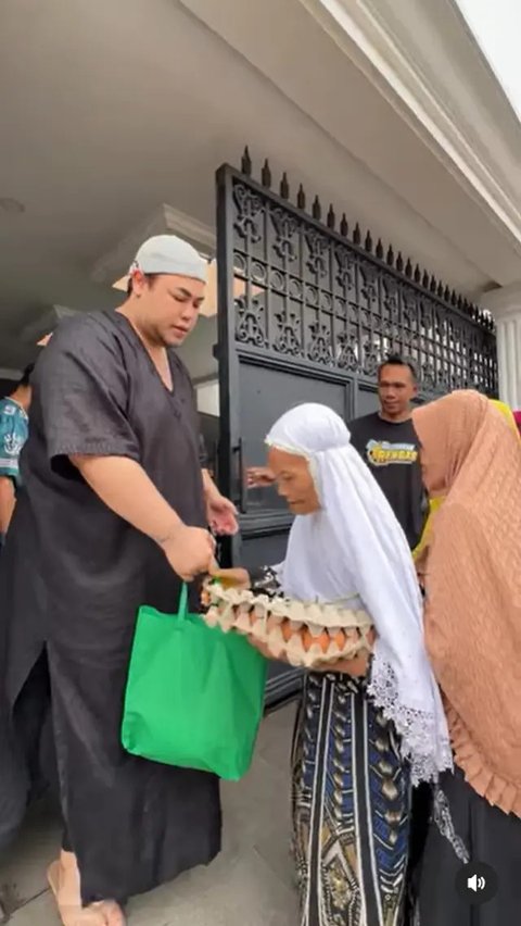 Potret Ivan Gunawan Berbagi Sembako ke Tetangga. (Sumber: Instagram/ivan_gunawan)