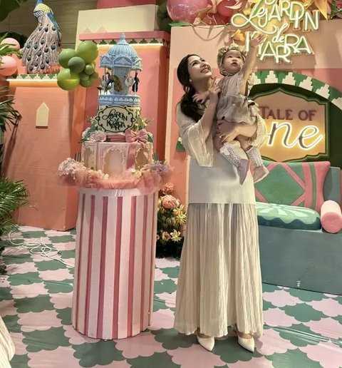 Gaya Jessica Mila Rayakan Ulang Tahun Pertama Putrinya. [@medinadinaaa]