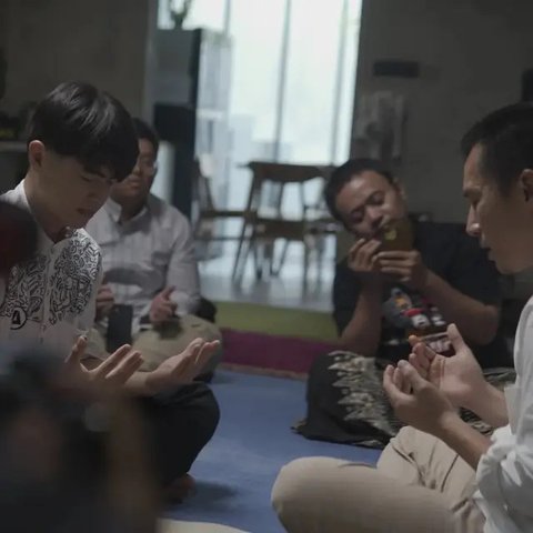 Momen Haru dan Syahdu, 7 Potret Detik-Detik Steven Wongso Jadi Mualaf Dibimbing Ustaz Felix Siauw